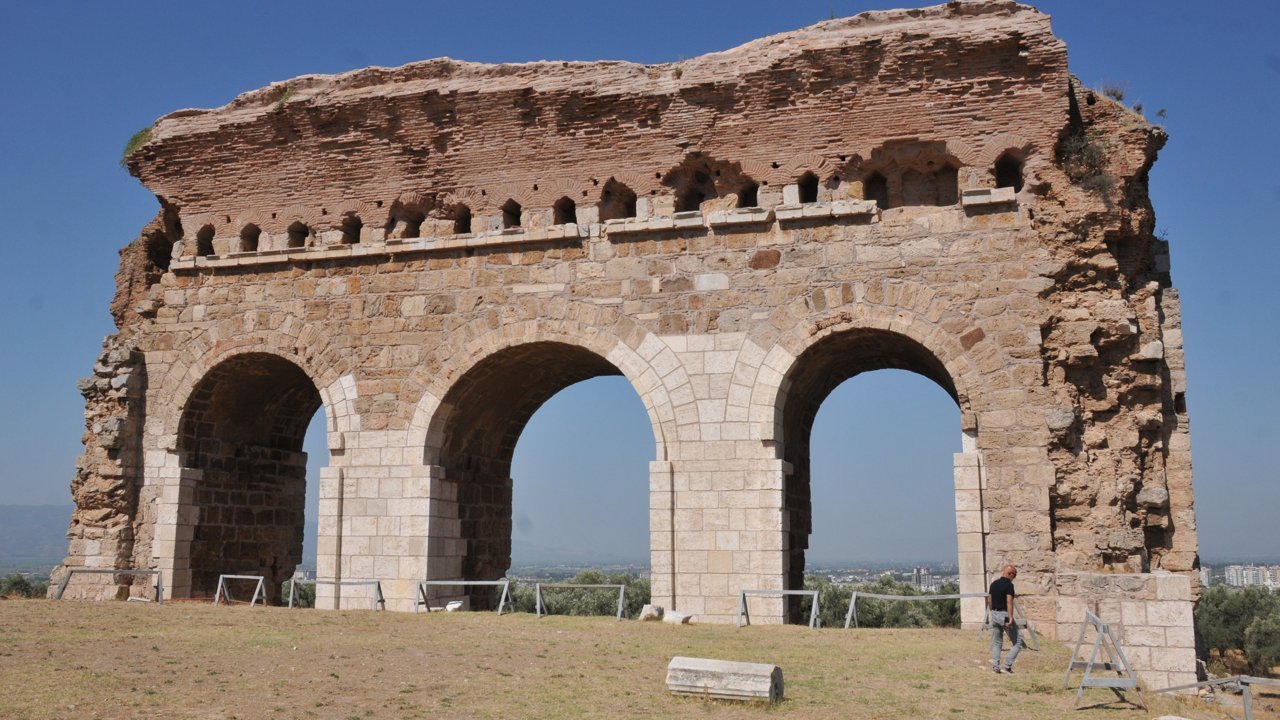 Tralles Antik Kenti’nde Tarihi Gün: Yeni Sütunlar Gün Yüzüne Çıktı
