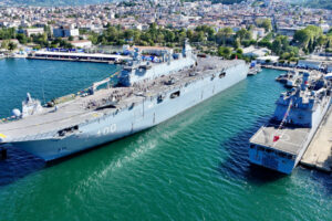 TEKNOFEST Mavi Vatan: TCG Anadolu Gölcük'te Yoğun İlgi Görüyor - Fotoğraf 2