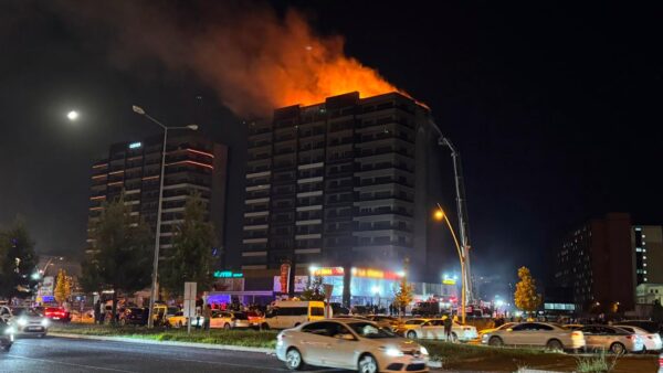 Diyarbakır'da Plazada Korkutan