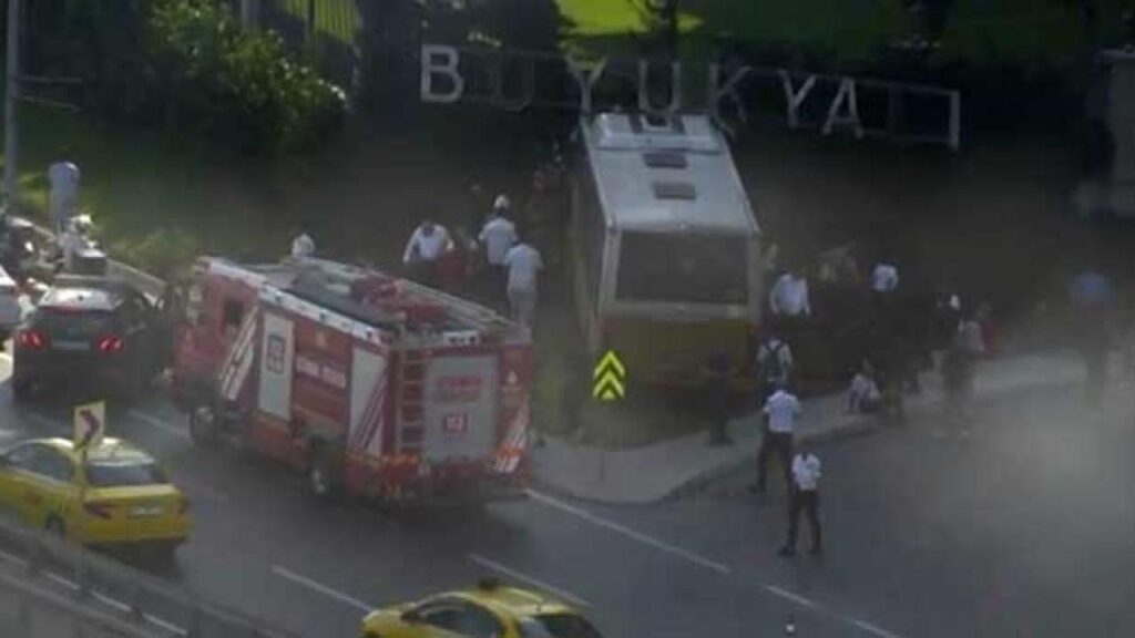 İstanbul'da İETT Otobüsü Duvara Çarptı: 2 Ölü, 16 Yaralı