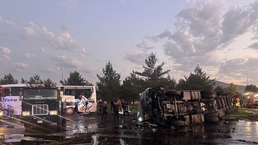 Kayseri Organize Sanayi Kavşağı'nda Otobüs ve Tanker Çarpıştı: 35 Yaralı