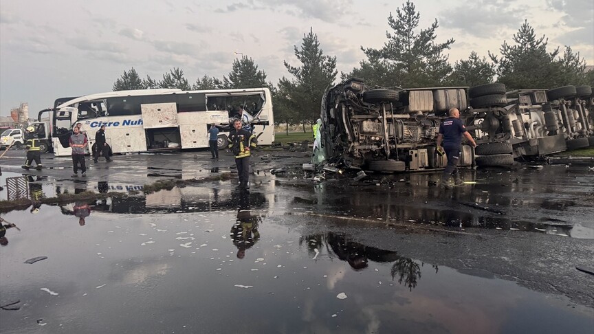 Kayseri Organize Sanayi Kavşağı'nda Otobüs ve Tanker Çarpıştı: 35 Yaralı