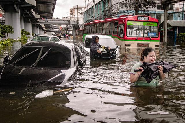 Bangkok'ta Şiddetli Sel Felaketi: 700 Bin Kişi Etkilendi, 50 İlçe Afet Bölgesi