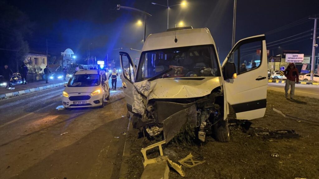 Bartın’da Minibüs ve Hafif Ticari Araç Çarpıştı: 21 Yaralı