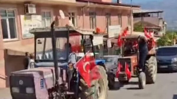 Bozdoğan’da Çiftçiler Traktörleriyle