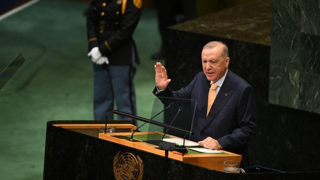 Cumhurbaşkanı Erdoğan, Atatürk Havalimanı'na 15.00'te iniş yaptı ve devlet konukevinde karşılandı