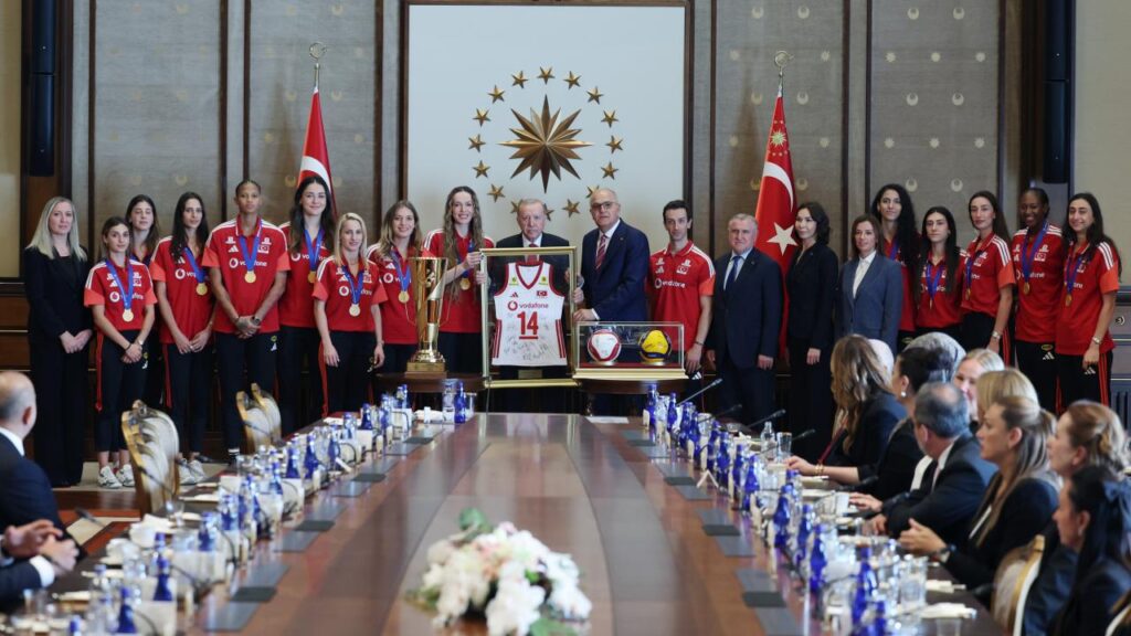 Cumhurbaşkanı Erdoğan, Avrupa Şampiyonu Kadın Voleybol Takımını Kucakladı
