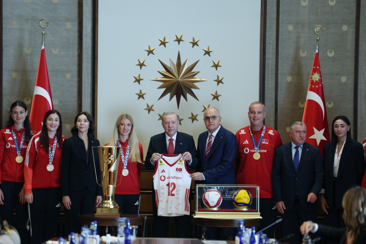 Cumhurbaşkanı Erdoğan, Avrupa Şampiyonu Kadın Voleybol Takımını Kucakladı