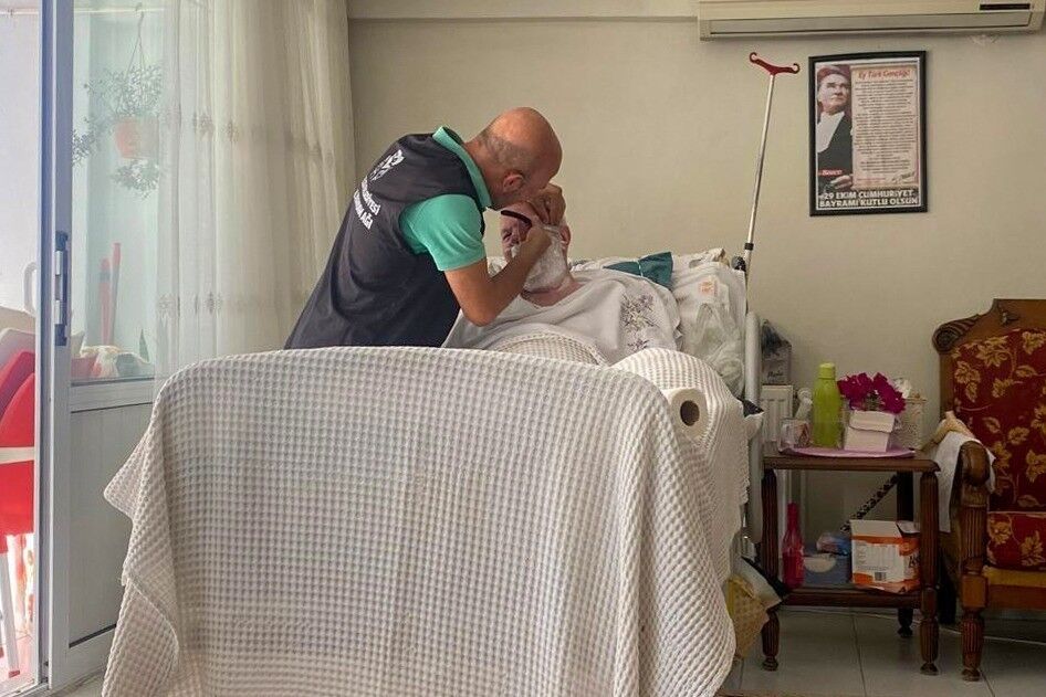 Efeler’de Evde Bakım Hizmeti İhtiyaç Sahiplerine Umut Oluyor