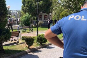 Efeler'de Korkuluklarda Kalan