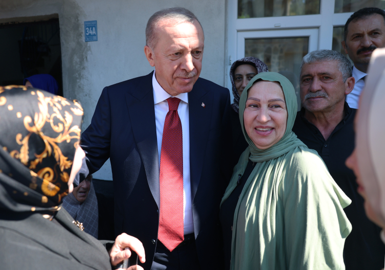 Erdoğan, Rize Güneysu’da Komşularını Ziyaret Etti, Samsun’a Uçtu