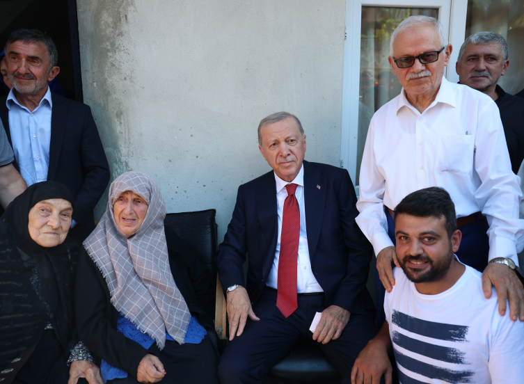 Erdoğan, Rize Güneysu’da Komşularını Ziyaret Etti, Samsun’a Uçtu
