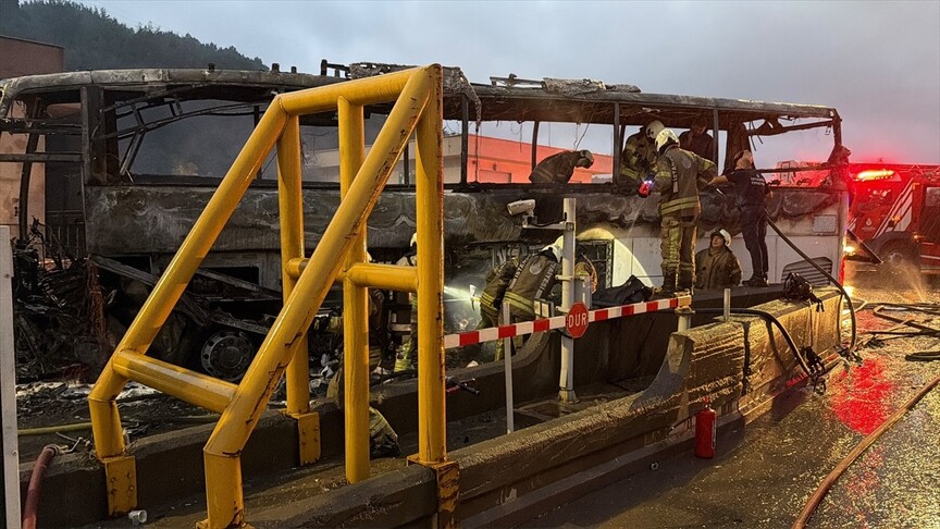 Eyüpsultan'da Yolcu Otobüsü Bariyerlere Çarptı: 2 Ölü, 4 Yaralı
