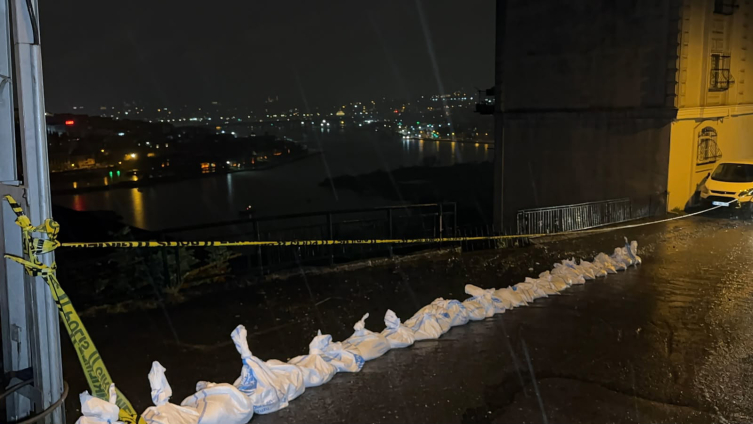 İstanbul Merkez Mahallesi'nde toprak kayması: 25 kişi güvenli tahliye edildi