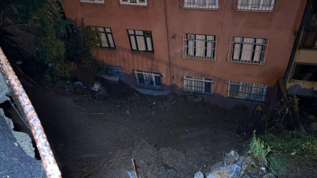 İstanbul Merkez Mahallesi'nde toprak kayması: 25 kişi güvenli tahliye edildi