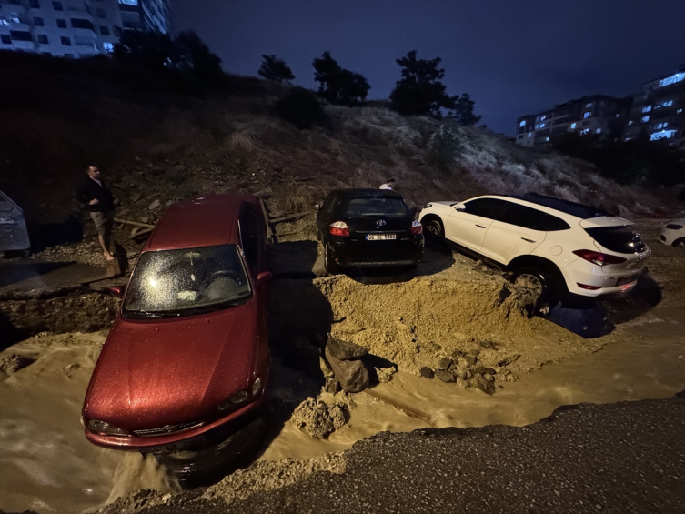 Keçiören Çiçekli Mahallesi'nde Sel Nedeniyle Yol Çökerek Çok Sayıda Aracı Mahsur Etti