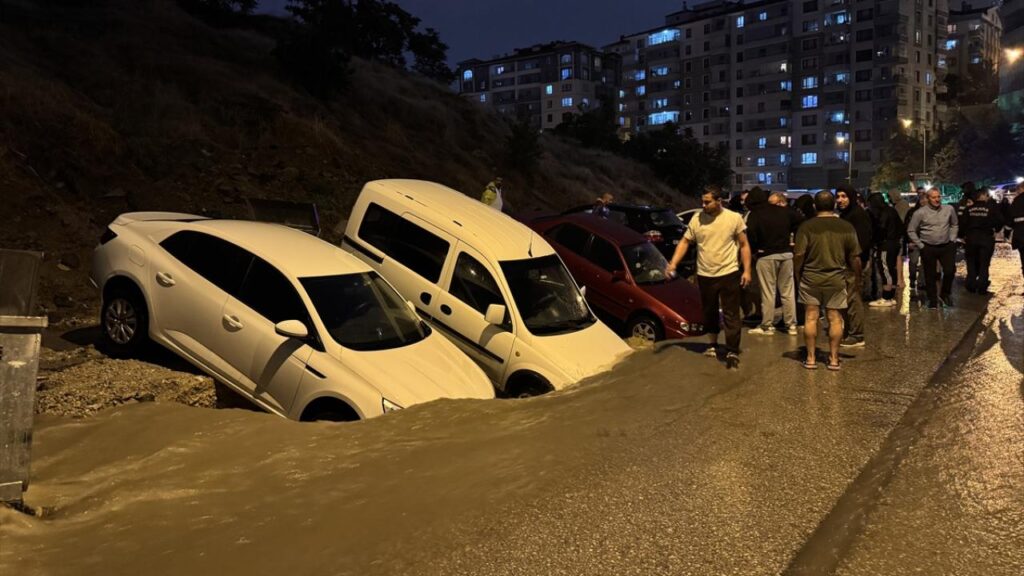Keçiören Çiçekli Mahallesi'nde Sel Nedeniyle Yol Çökerek Çok Sayıda Aracı Mahsur Etti