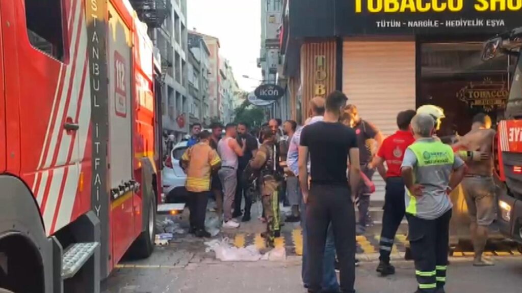 Kuyucak'ta TIR'ın Arkadan Çarpmasıyla 3 Kişi Yaralandı