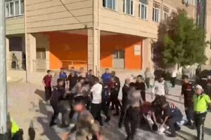 Manisa'da Okula Silahlı
