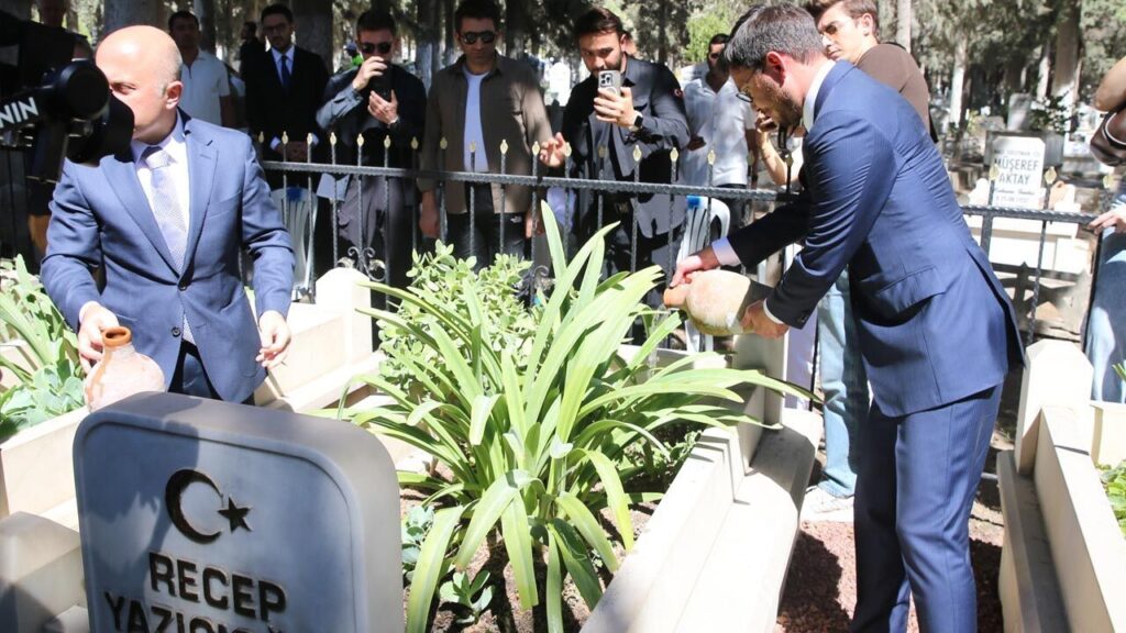 Mehmet Kemal Yazıcıoğlu Aydın’da Merhum Vali Recep Yazıcıoğlu’nun Yıl Dönümünü Anmak İçin Ziyaret Etti