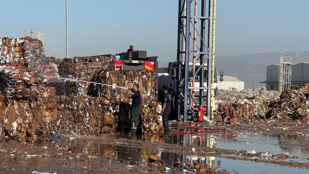 Söke'de KİPAŞ Kağıt Fabrikası'nda Çıkan Yangın Kontrol Altına Alındı