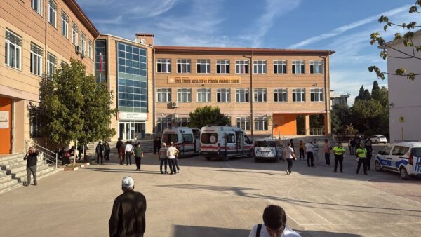 Turgutlu’da Lise Önünde