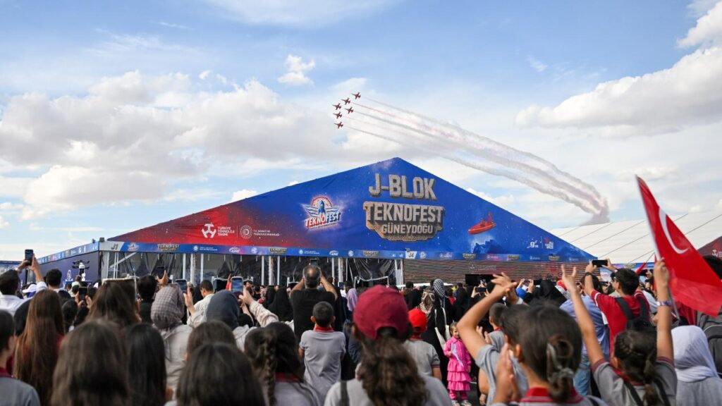 Türk Yıldızları Teknofest Güneydoğu’da Gökyüzünü Salladı