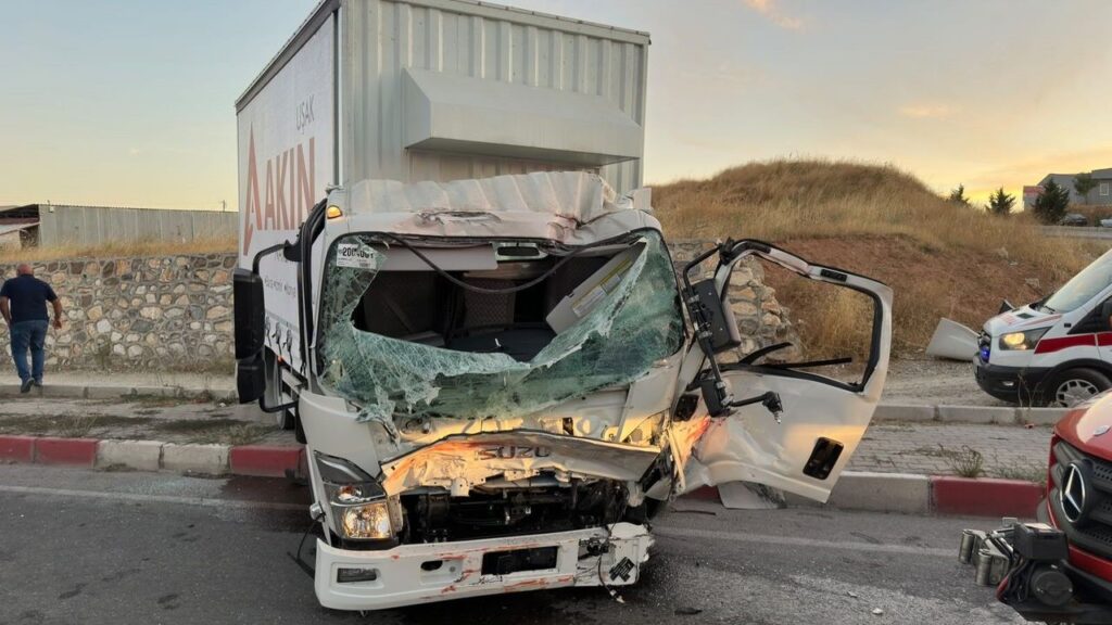 Uşak'ta itfaiye aracı kamyonla çarpıştı: 1 ölü, 2 yaralı