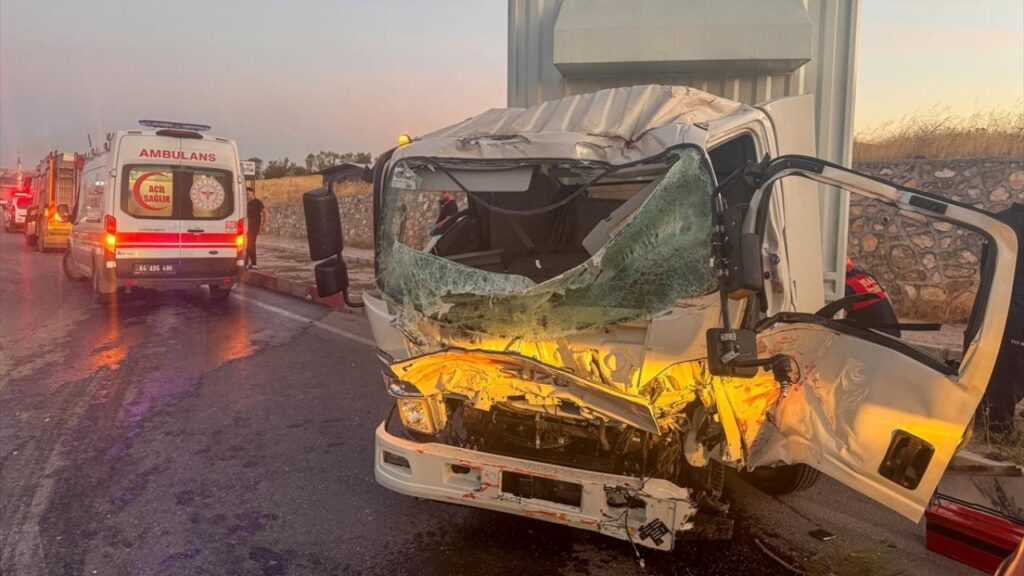 Uşak'ta itfaiye aracı kamyonla çarpıştı: 1 ölü, 2 yaralı