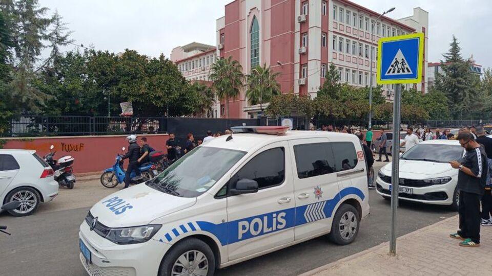 Adana Seyhan'da Ortaokulda Kız Öğrenci Arkadaşını Bıçakladı