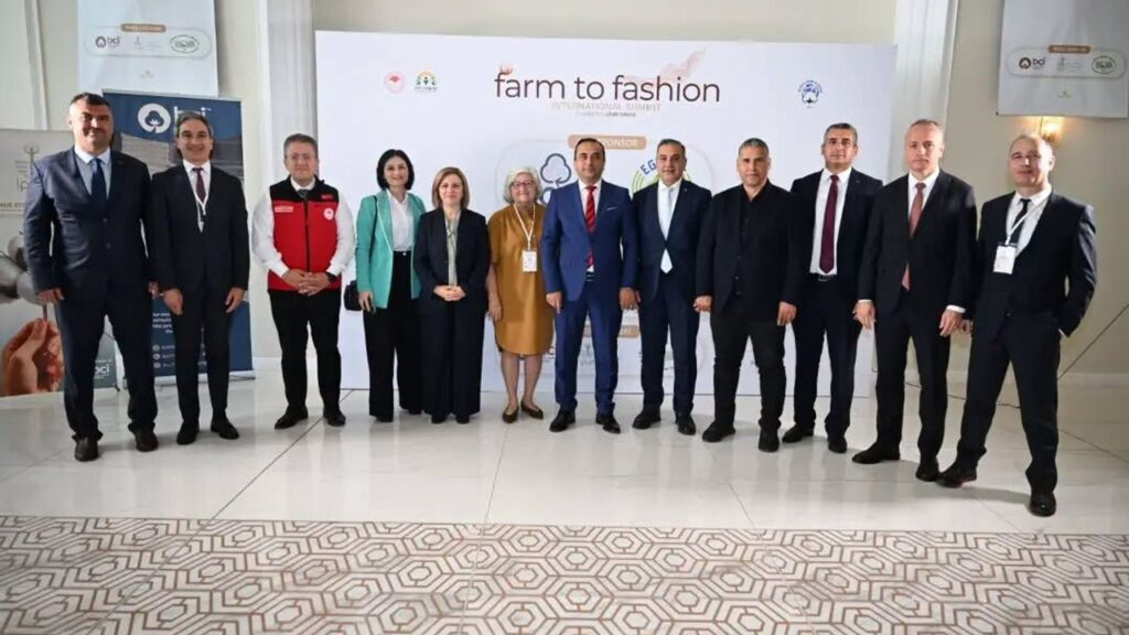 Aydın Valisi Varol, Galatasaraylı İş Adamı Azaphan'ı Makamında Resmi Ziyaretinde Karşıladı ve 35 Numaralı Forma Hediye Etti