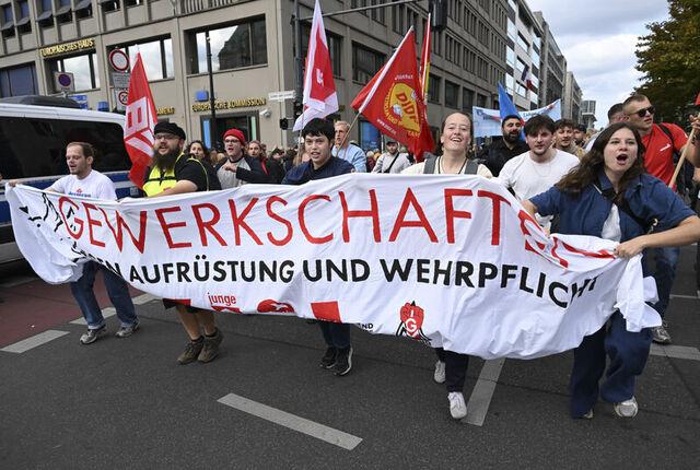 Berlin'de Silahlanma ve Savaşa Karşı Kitlesel Yürüyüş