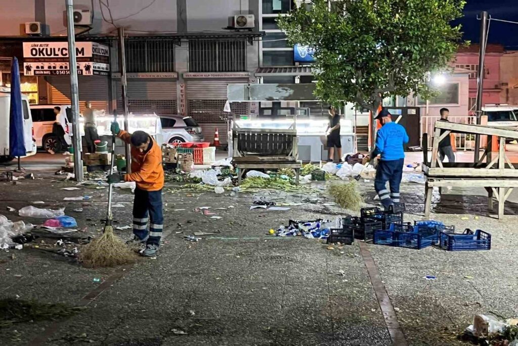 Efeler Belediyesi Pazarlarını Akşam Temizliyor, Hijyen Sağlıyor
