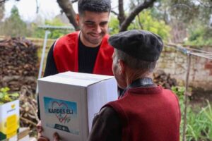 Efeler’de Binlerce Vatandaşa