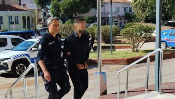 Efeler'de Kayınpederi Dükkanında