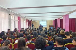 Efeler'de Liselilere Kritik