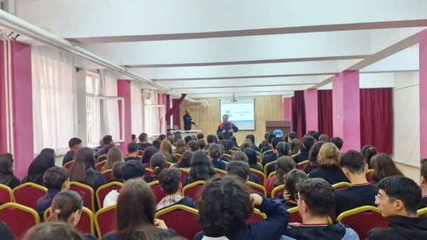 Efeler'de Liselilere Kritik