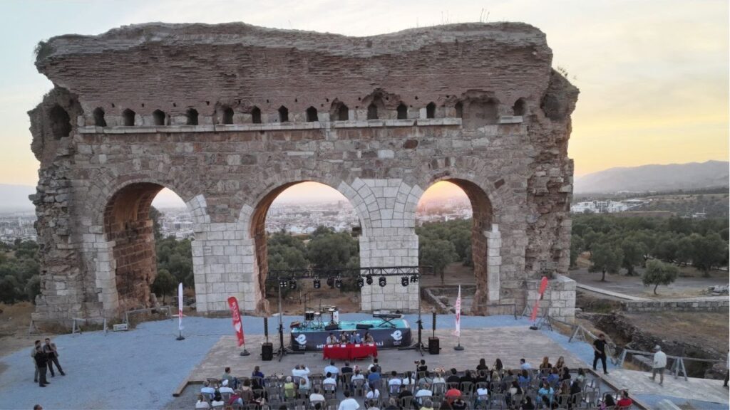 Efeler’de Mitoloji Film Festivali Tralleis Antik Kenti’ni Sanatla Buluşturuyor