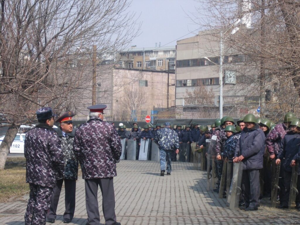 Fransa’da 70 Bin Polis Konuşlandı: Uzun Bir Gün Bekleniyor