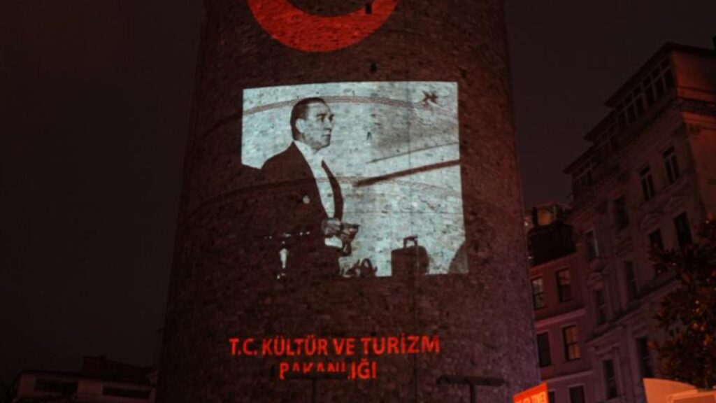 Galata Kulesi'nde 29 Ekim'e Özel Atatürk Görüntüleri Şehrin Siluetini Aydınlattı
