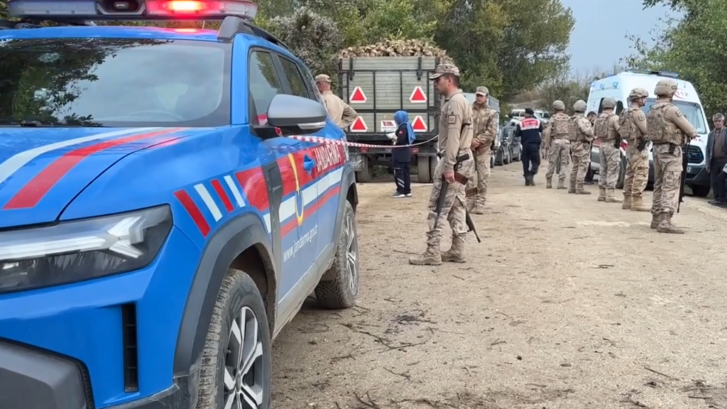 Geyve'de Zincirleme Kaza 2 Kişi Öldü, 2 Kişi Yaralandı