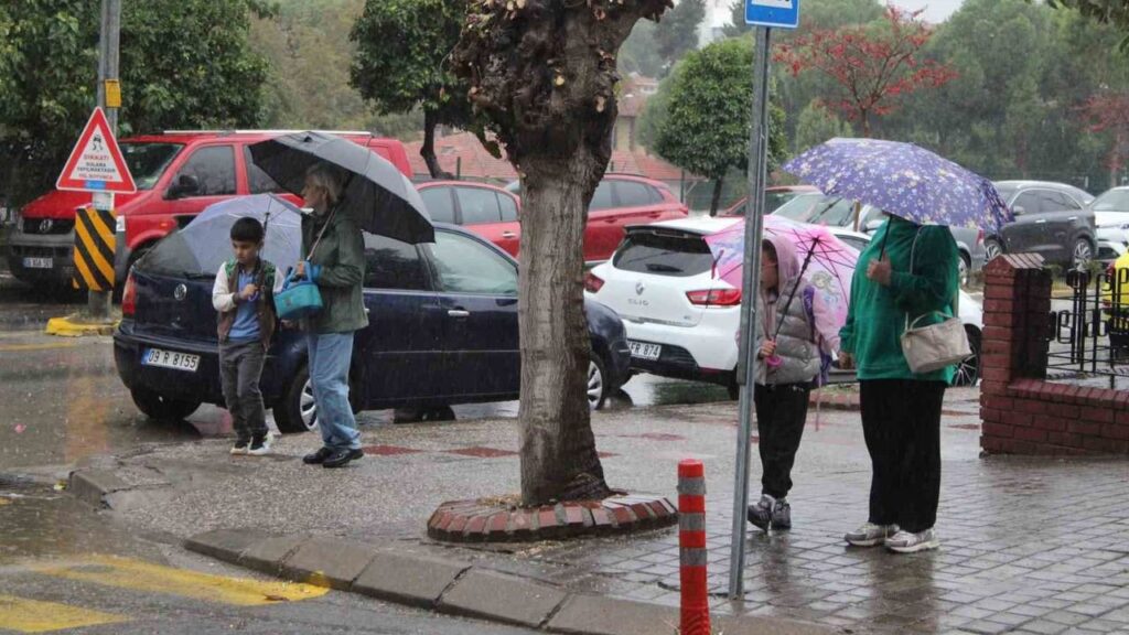 İncirliova’da Sağanak Yağış Yolları Göle Döndürdü: Araçlar Zor Anlar Yaşadı