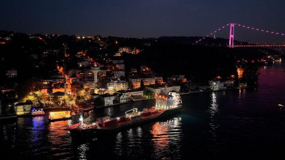 İstanbul Boğazı'nda 110m'lik Kimyasal Tanker Demirledi, Trafik Yeniden Açıldı