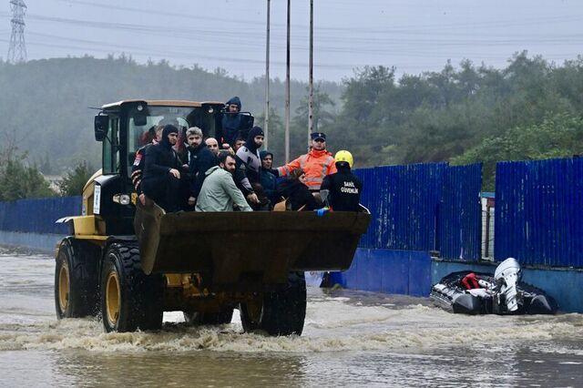 İstanbul’da Şiddetli Yağışın Ardından Görülen Felaket: 3 Ölü, 5 Kayıp ve Yıkılan Sokaklar