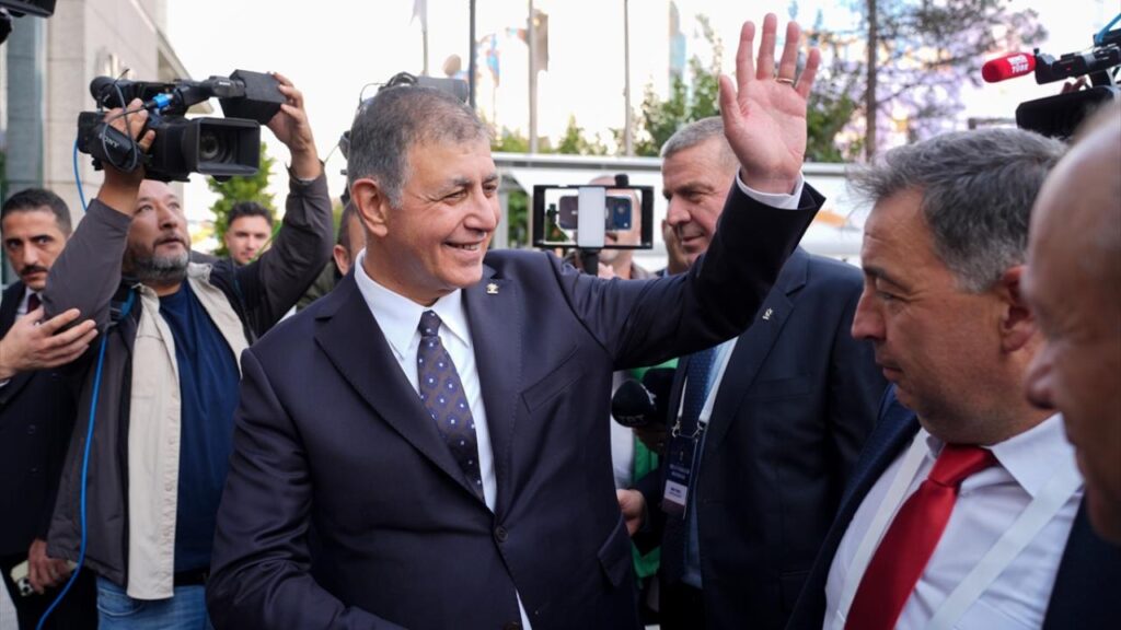 İzmir Şehir Tiyatroları'nda Yol Ayrımı: Levent Üzümcü İstifa Etti