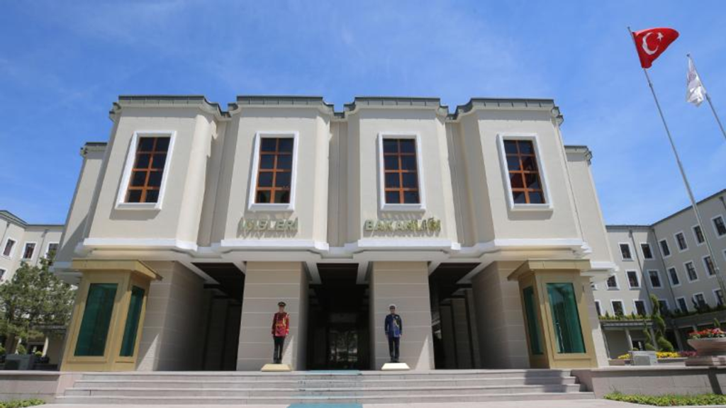 Karpuzlu Belediye Başkanı Dönmez, AK Parti'ye Katılan İki Meclis Üyesine Rozet Taktı