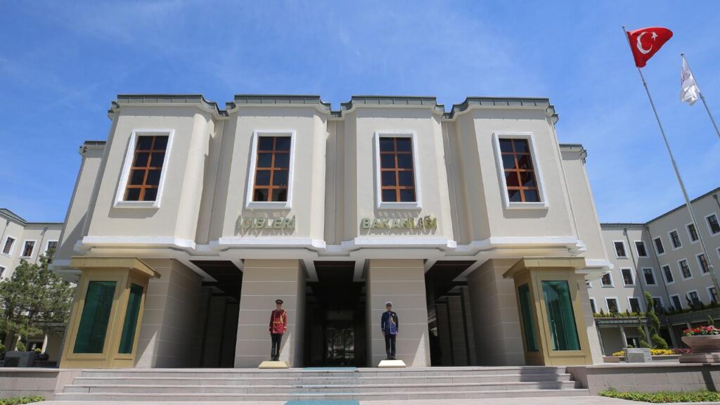 Karpuzlu Belediye Başkanı Dönmez, AK Parti'ye Katılan İki Meclis Üyesine Rozet Taktı
