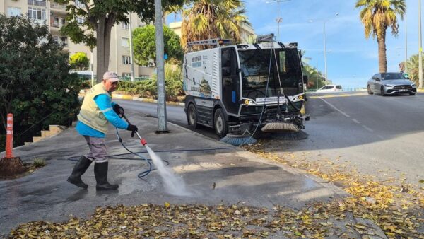 Kuşadası'nda Temizlik Mesaisi