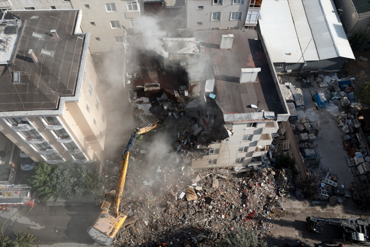 Maltepe'de Kaçak Kat Faciası: 7 Katlı Bina Çöküşü, 2 Kişi Hayatını Kaybetti