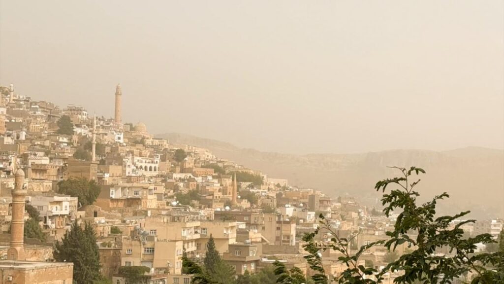 Mardin ve Şanlıurfa’da Toz Taşınımı Nefesi Kısıtlıyor: Görüş Mesafesi ve Sağlık Riskleri Artıyor